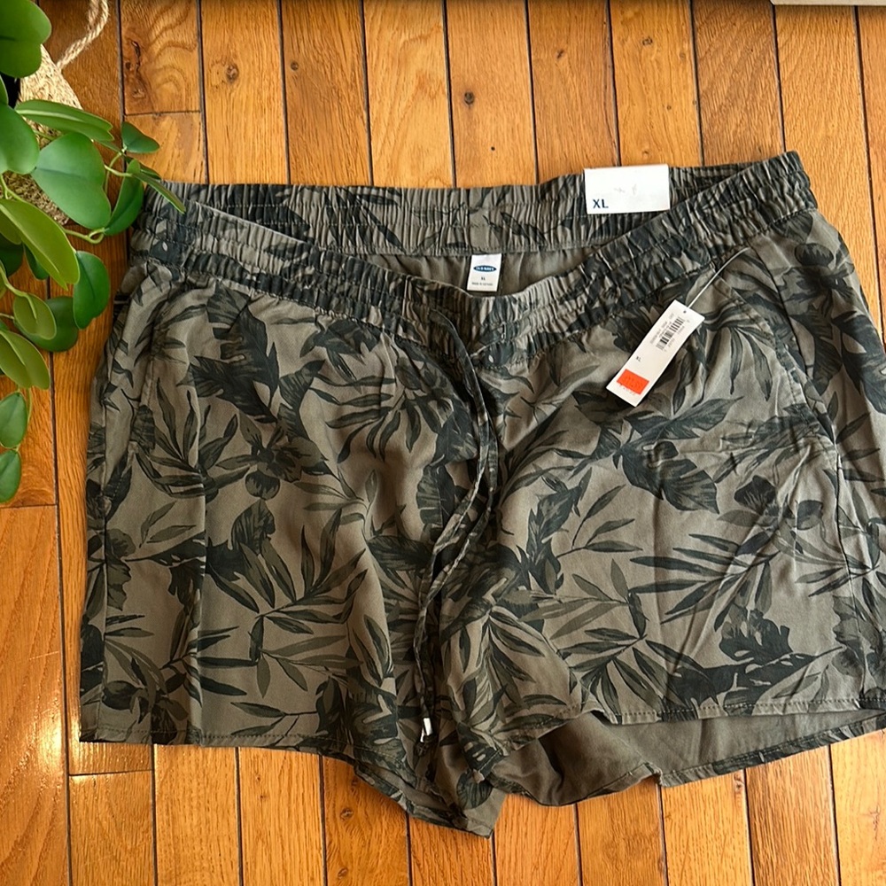 Old Navy Green Cargo Shorts with Relaxed Fit